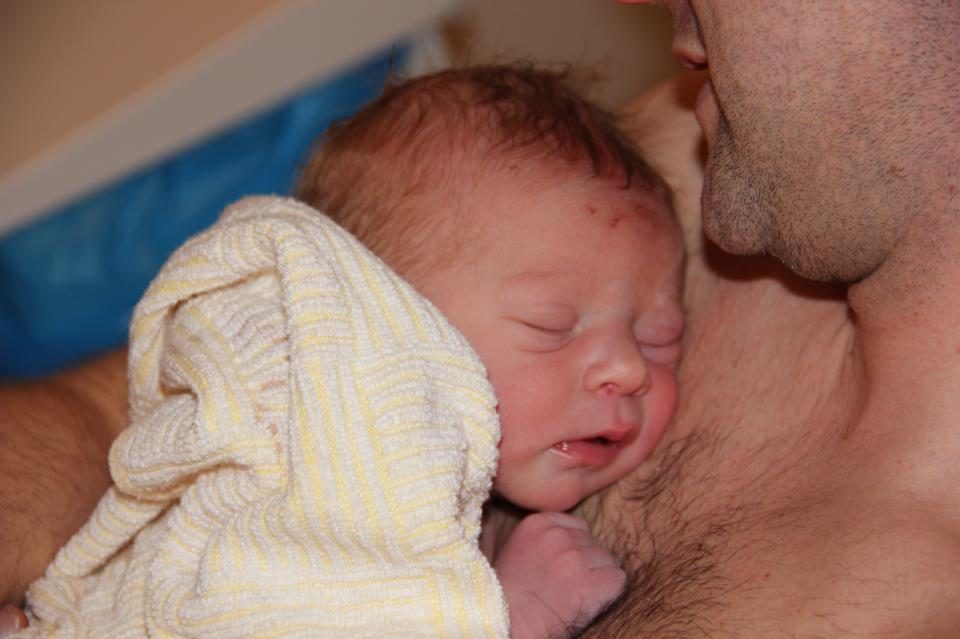 Pasgeborene huid op huid bij papa
