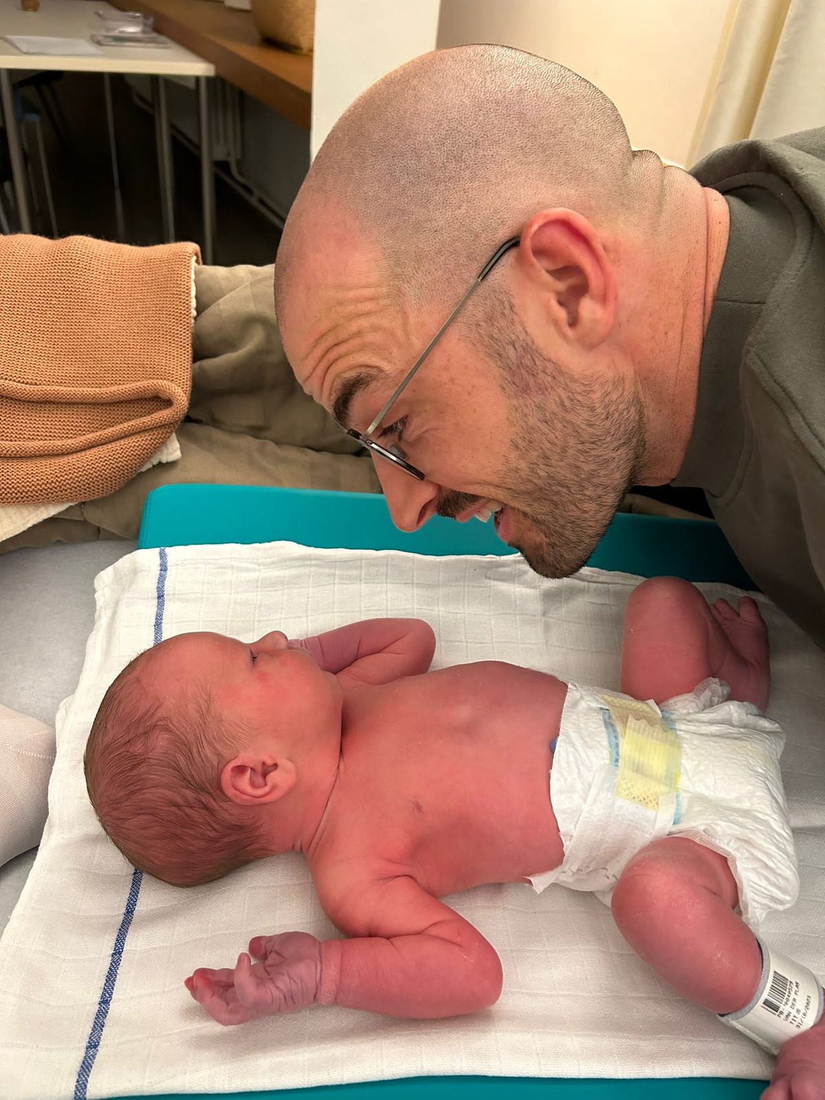 Papa kijkt naar zijn pasgeboren baby