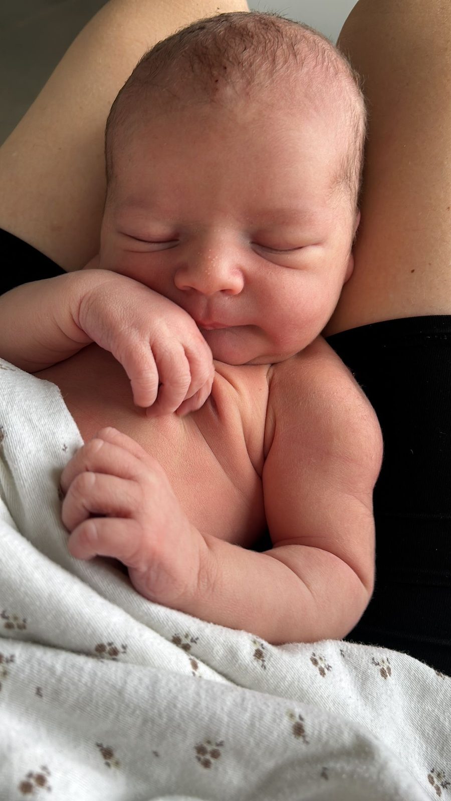 Slapende pasgeboren baby